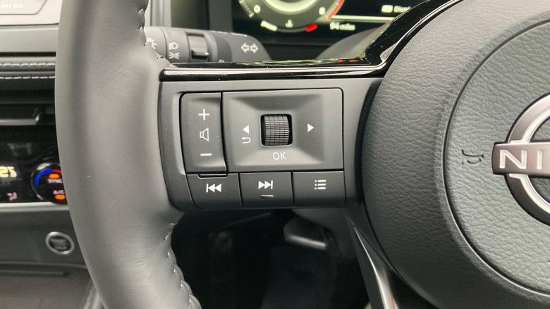 Nissan Qashqai 1.3 DiG-T MH N-Connecta [Glass Roof] 5dr Petrol Hatchback